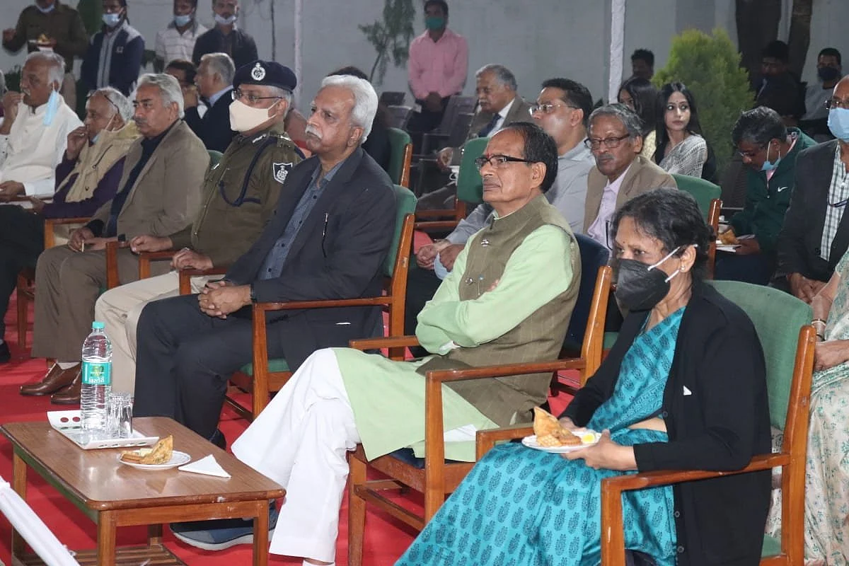 बच्चों द्वारा दी गई प्रस्तुतियों का आनंद लेते मुख्यमंत्री