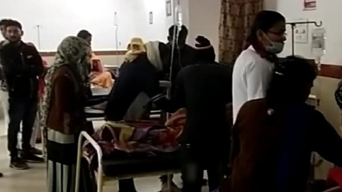हादसे में घायल चारों लोगों को अस्पताल ले जाया गया