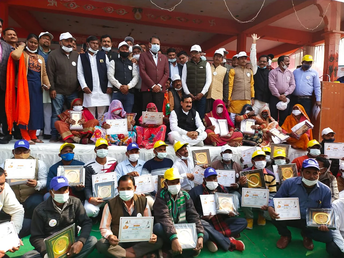 नगर पालिका अधिकारियों और कर्मचारियों का सम्मान किया