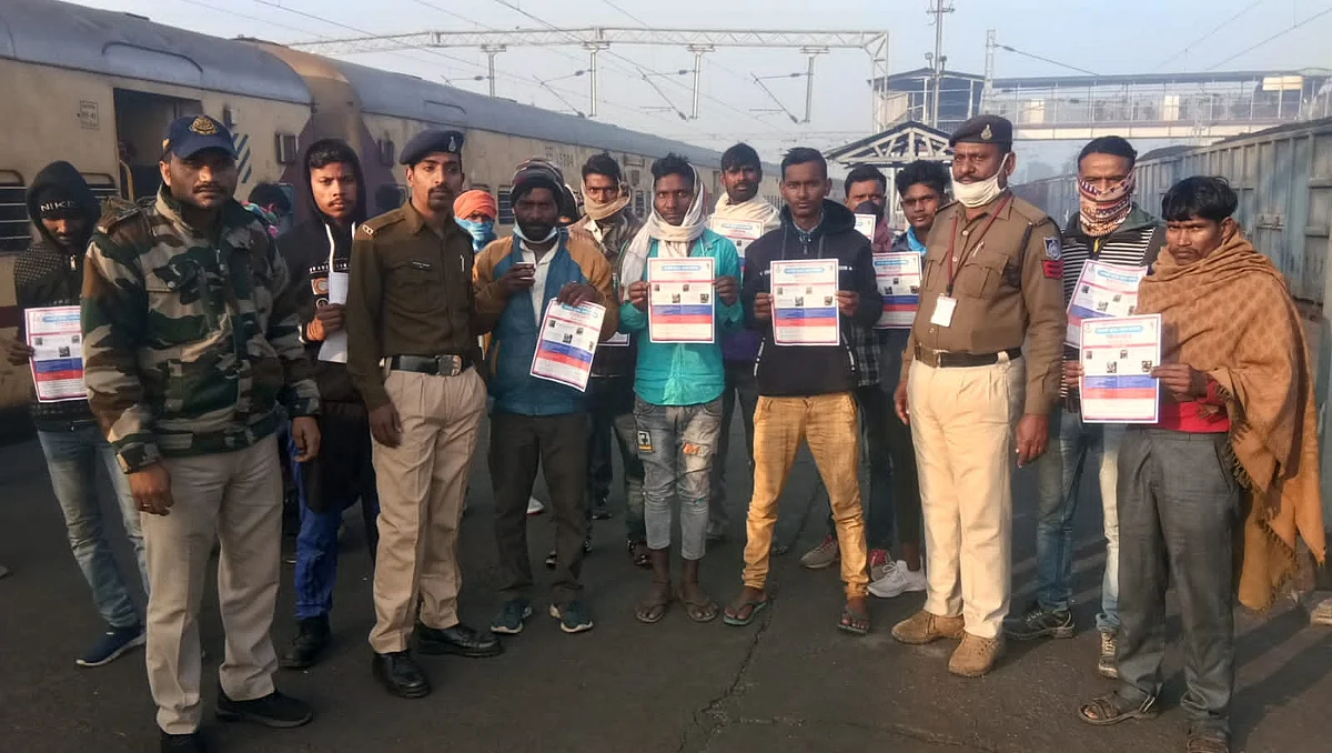 रेल यात्री सुरक्षा के संबंध में प्रचार-प्रसार किया
