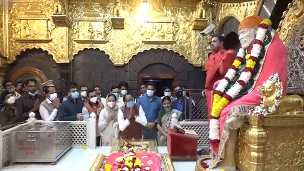 शिरडी पहुंचे सीएम, साईं बाबा मंदिर में दर्शन लाभ प्राप्त कर की पूजा-अर्चना