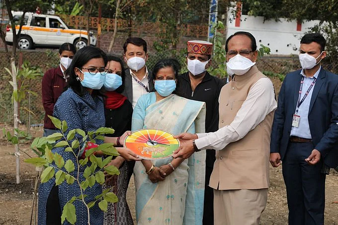 CM को सोसाइटी ने भेंट की कलात्मक घड़ी :