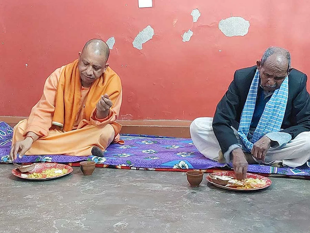UP के CM योगी ने गोरखपुर में दलित के घर किया सहभोज