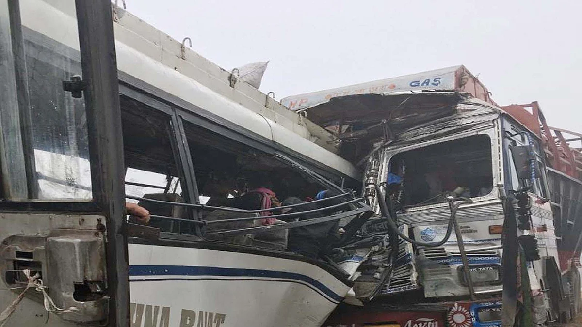 झारखंड के पाकुड़ में सवारी बस और गैस सिलेंडर से लदे ट्रक की भिड़ंत से भीषण सड़क हादसा