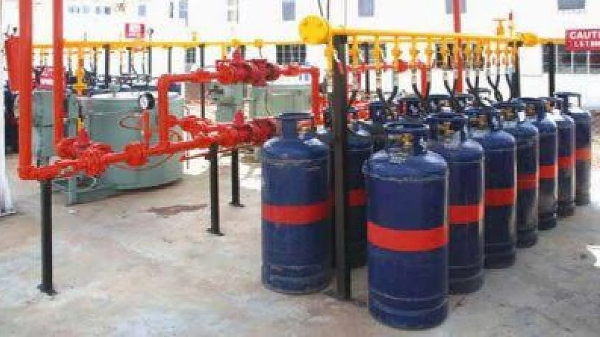 देश में बढ़ती महंगाई के बीच आज घटी LPG कमर्शियल गैस सिलेंडर की कीमत