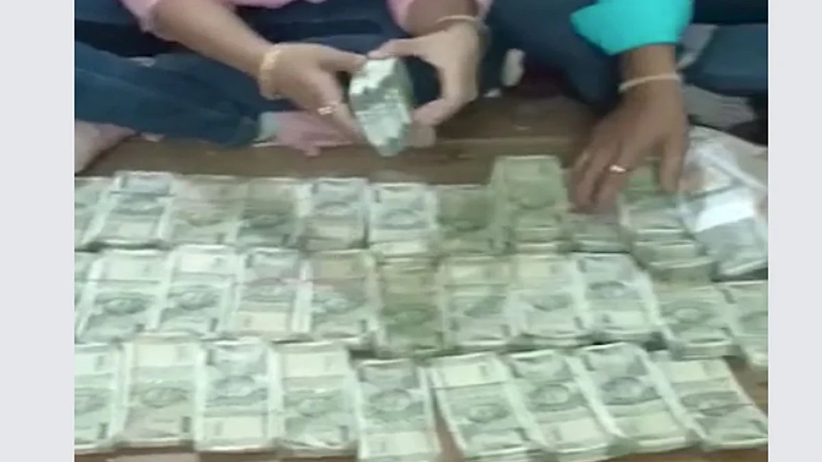सतना में EOW ने तखत पर बिछाकर नोटों को गिना