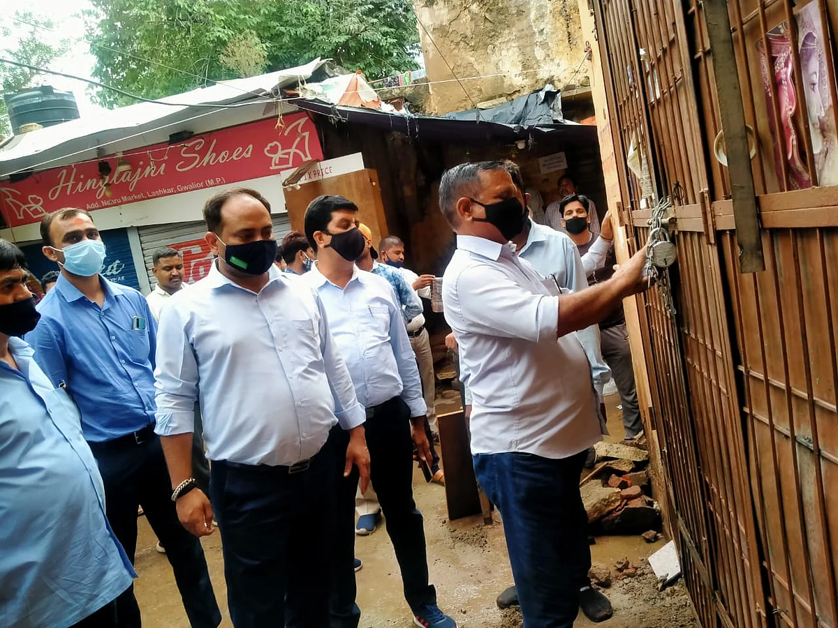 21 जुलाई 2021 को बाड़े पर पंप सील करते निगम अधिकारी