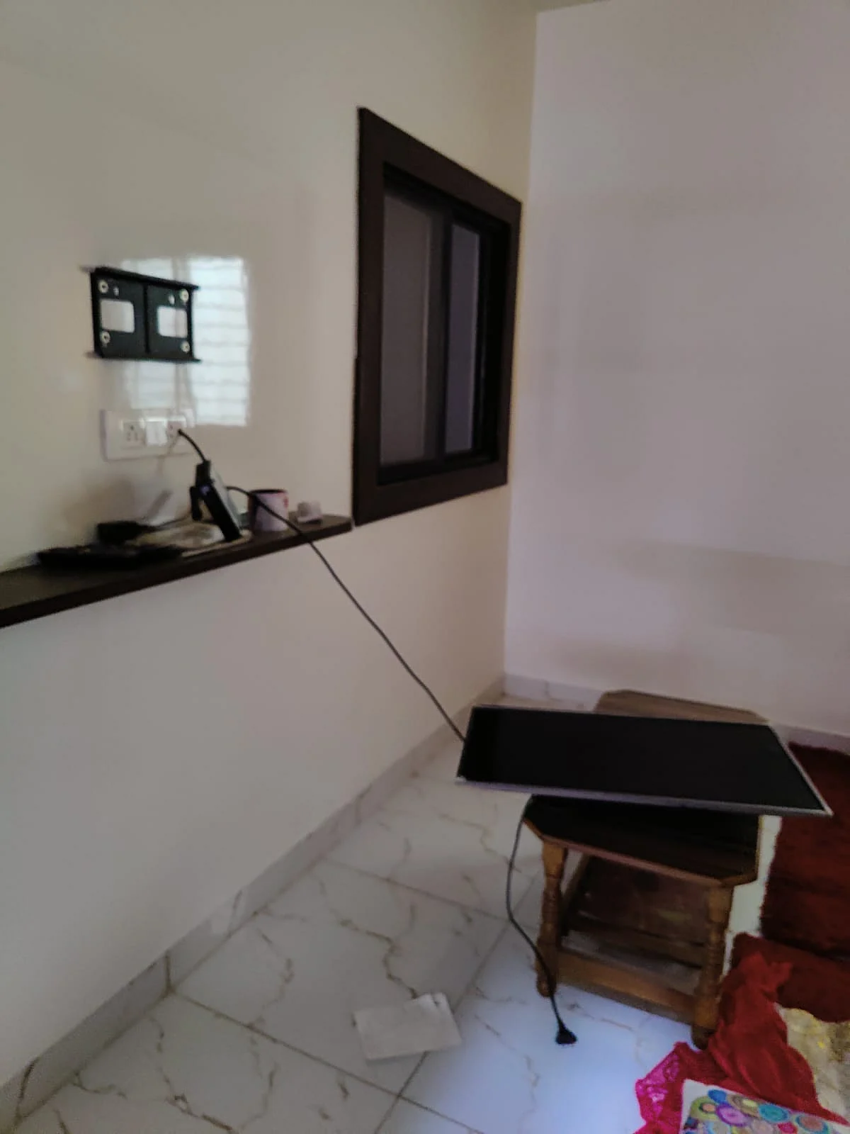 टेबल पर रखा टीवी