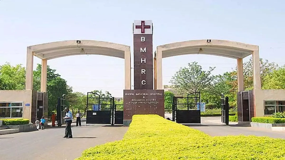 बीएमएचआरसी की लिफ्ट में घंटों फंसी रही महिला