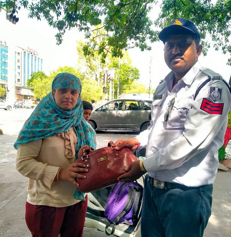पर्स लौटते ट्रैफिक पुलिस