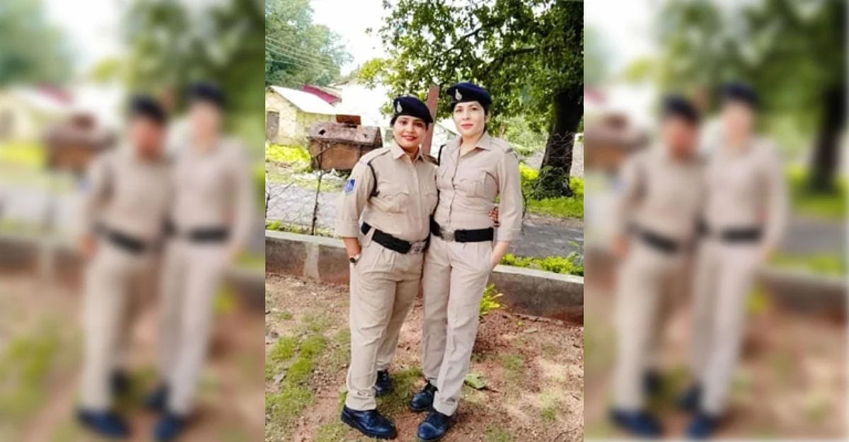 नागद्वारी मेले में पुलिस की वर्दी पहन कर ड्यूटी कर रही स्टाफ नर्स