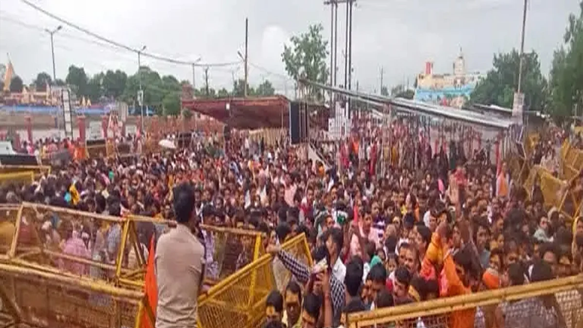 उज्जैन महाकाल मंदिर में उमड़ी भीड़-