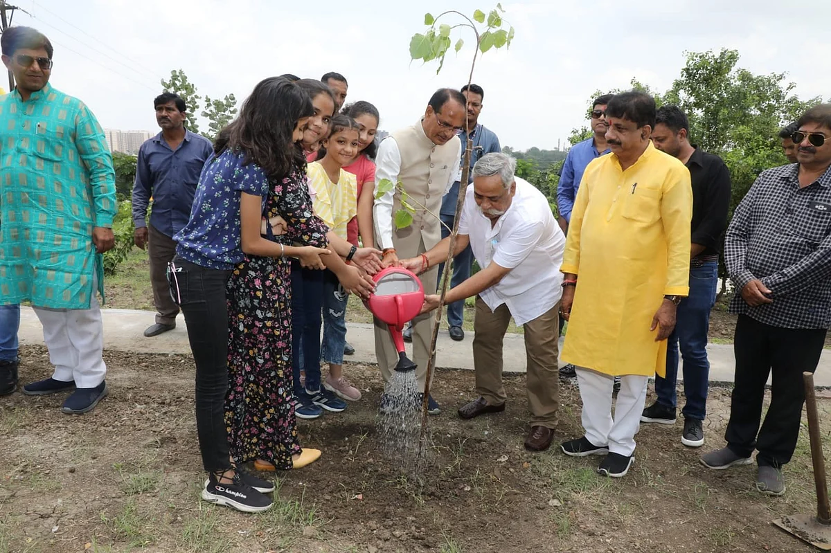लाड़ली लक्ष्मी बेटियों के साथ सीएम ने किया पौधरोपण