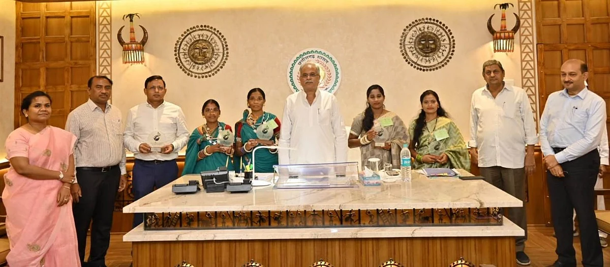 ग्रिट पुरस्कार समारोह में सम्मानित महिलाओं के भूपेश बघेल