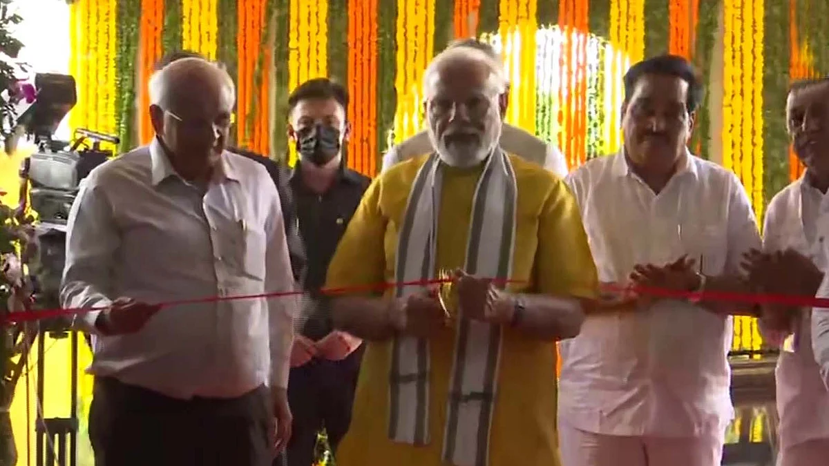 पीएम मोदी ने साबर डेयरी की कई परियोजनाओं का उद्घाटन किया