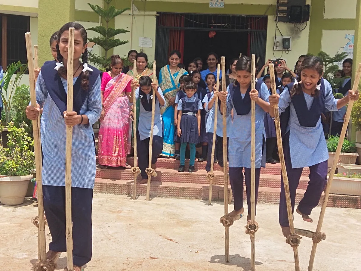 हरेली त्यौहार पर मूक बधिर छात्राओं ने लगाई गेड़ी दौड़