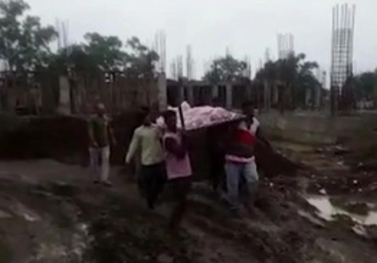 शव को कंधे पर ले जाते