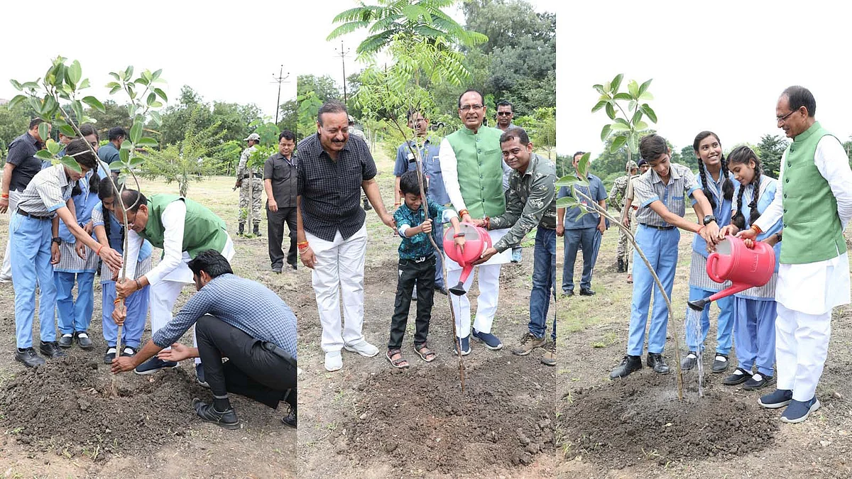 सीएम ने 'CM Rise School' के विद्यार्थियों के साथ किया पौधरोपण