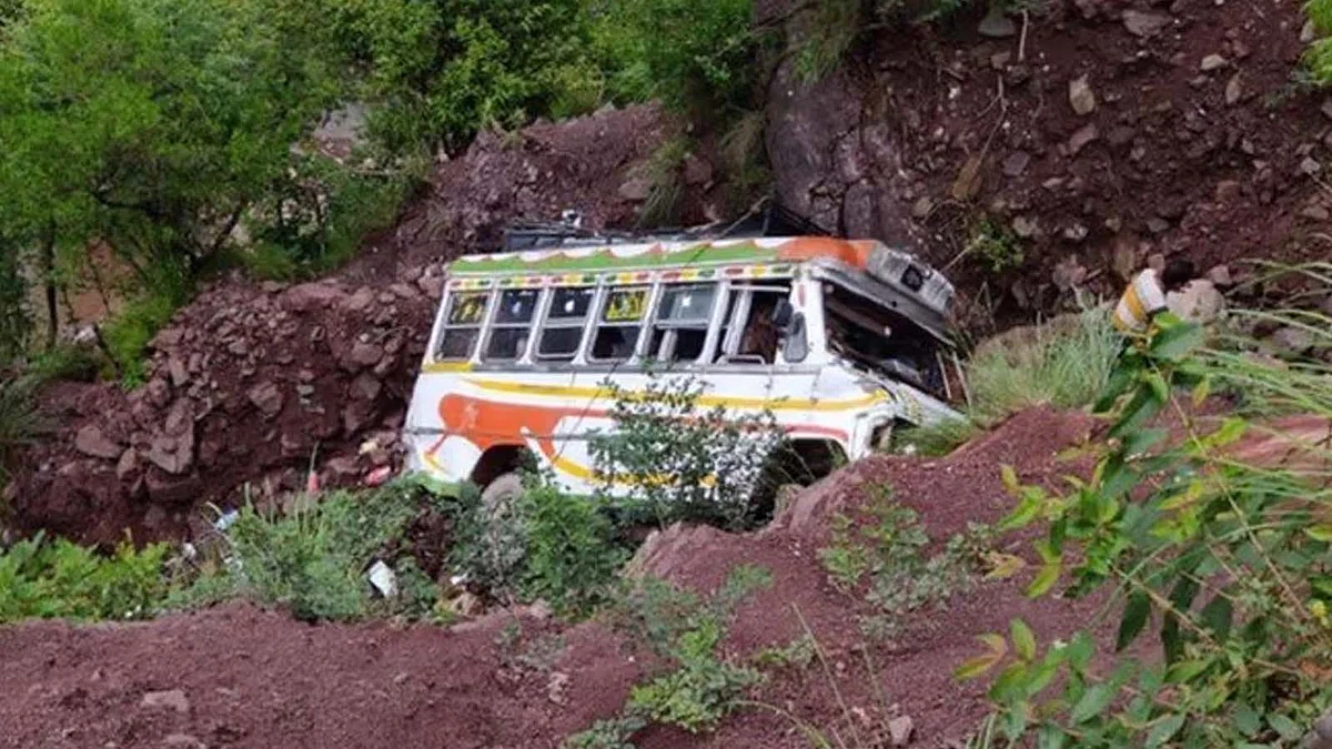 उधमपुर में मिनी बस हादसे में 8 छात्र घायल