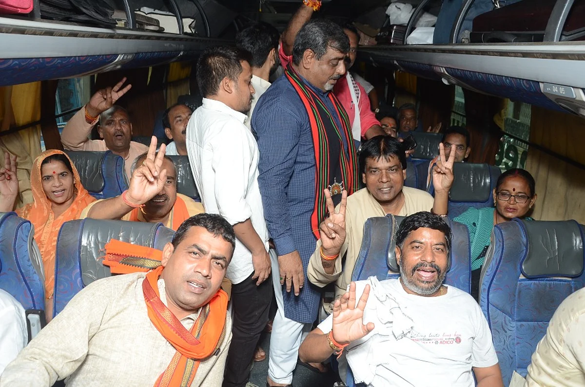 भाजपा के 34 पार्षदों को कमल बस से लेकर दिल्ली पहुंचे