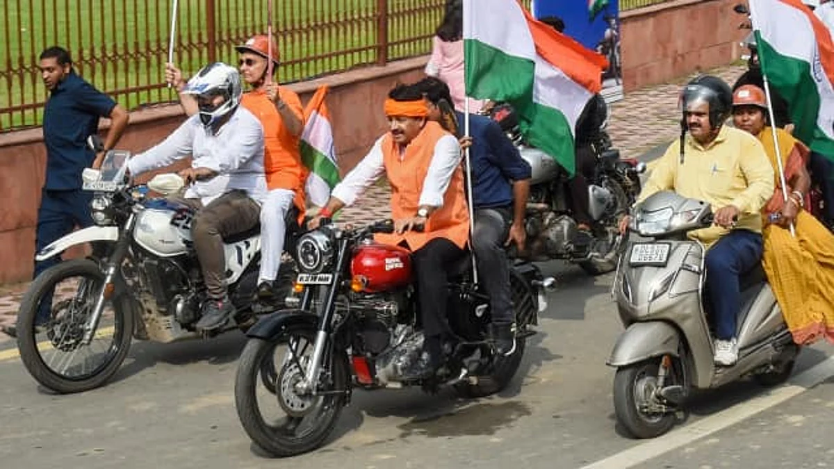 BJP सांसद और सिंगर मनोज तिवारी का चालान कटा