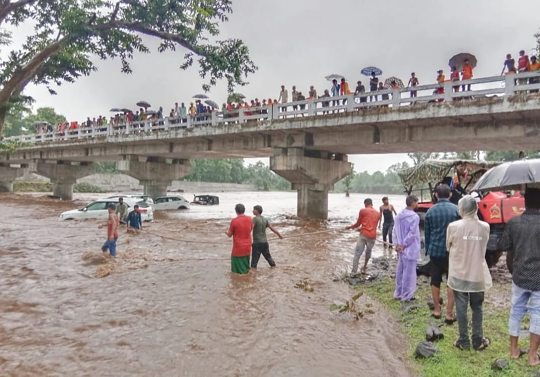 कारों को निकलने की कोशिश करते लोग