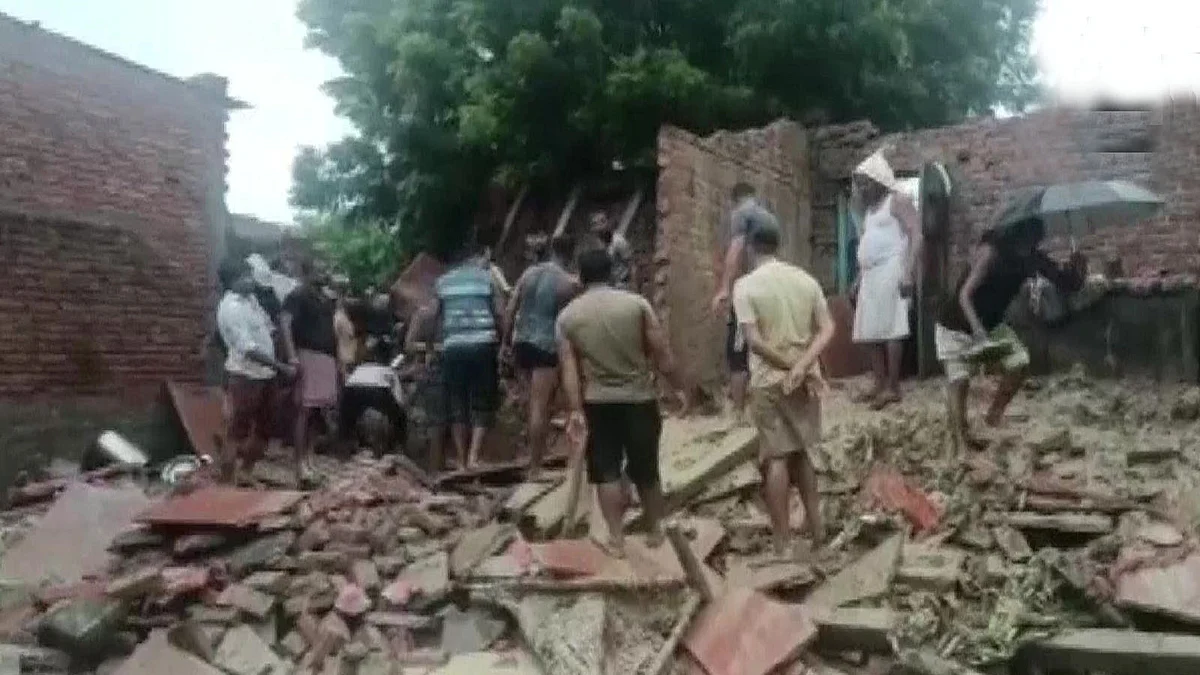 फिरोजाबाद में बारिश के कारण गिरा जर्जर मकान