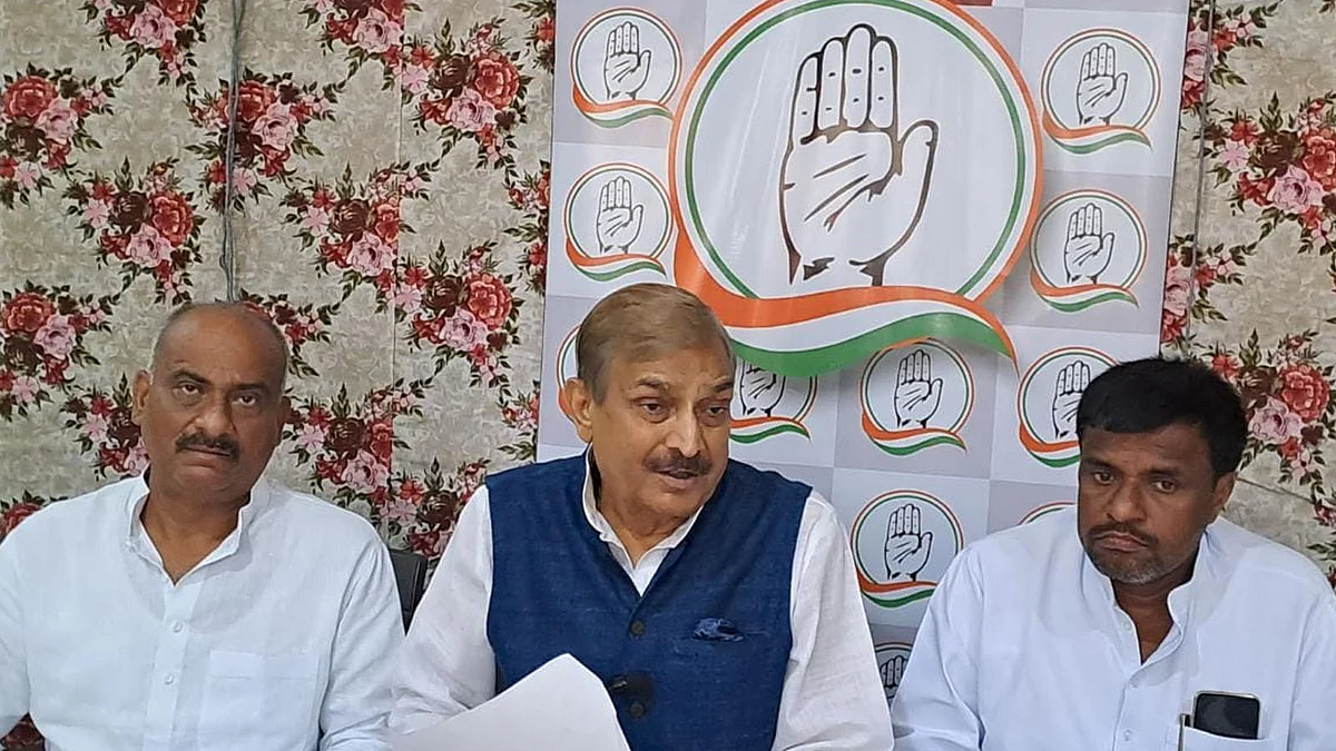 कांग्रेस के वरिष्ठ नेता प्रमोद तिवारी पत्रकार वार्ता