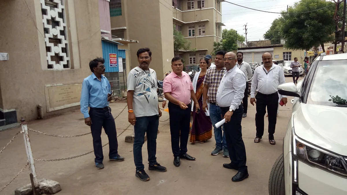 जीआरएमसी डीन और जेएएच अधीक्षक ने किया निरीक्षण