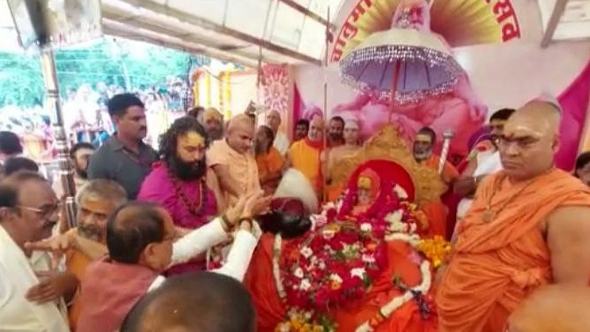 CM ने किए स्वामी स्वरूपानंद सरस्वती के अंतिम दर्शन
