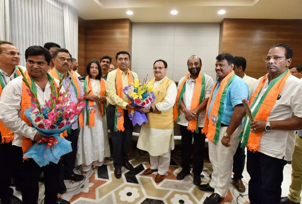 गोवा कांग्रेस के आठ विधायक भाजपा में शामिल हुए