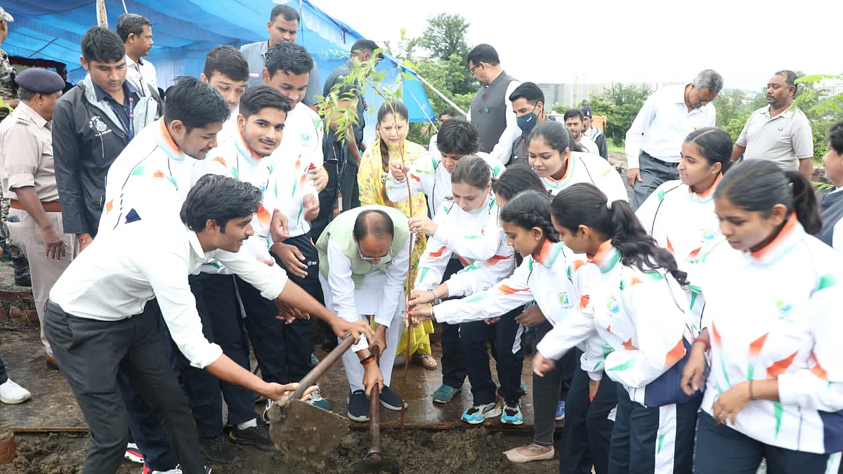 CM ने लगाए नीम, हरसिंगार-मौलश्री के पौधे