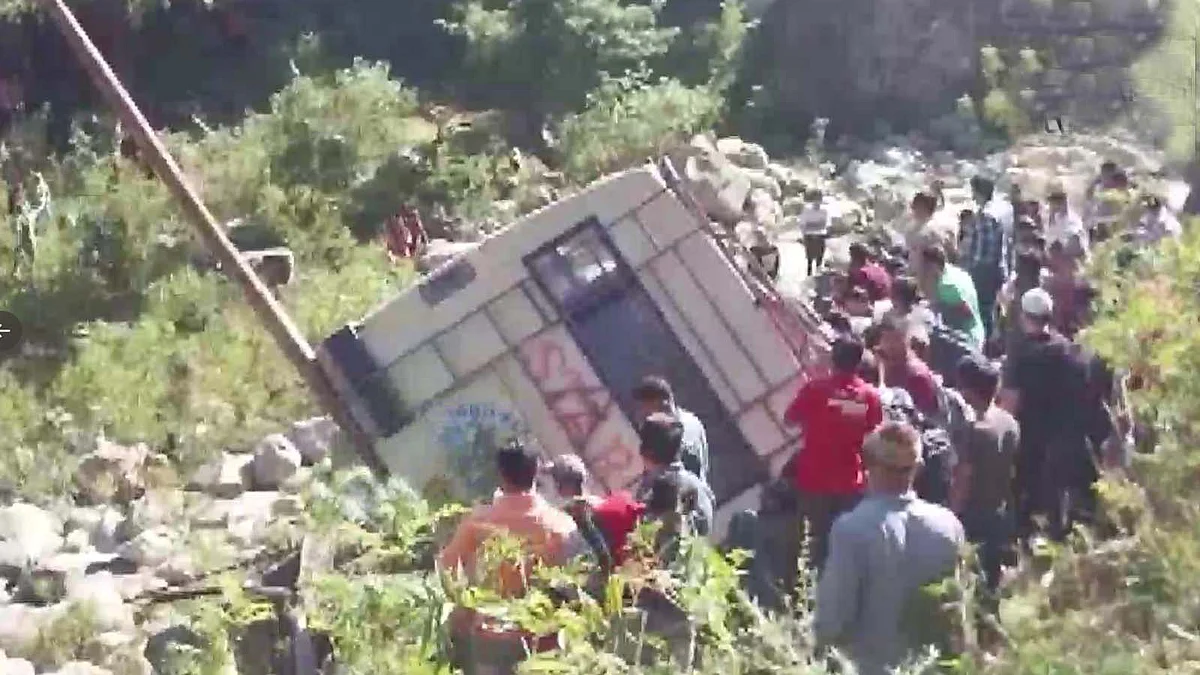 Poonch Bus Accident: खाई में मिनी बस गिरने से 11 की मौत