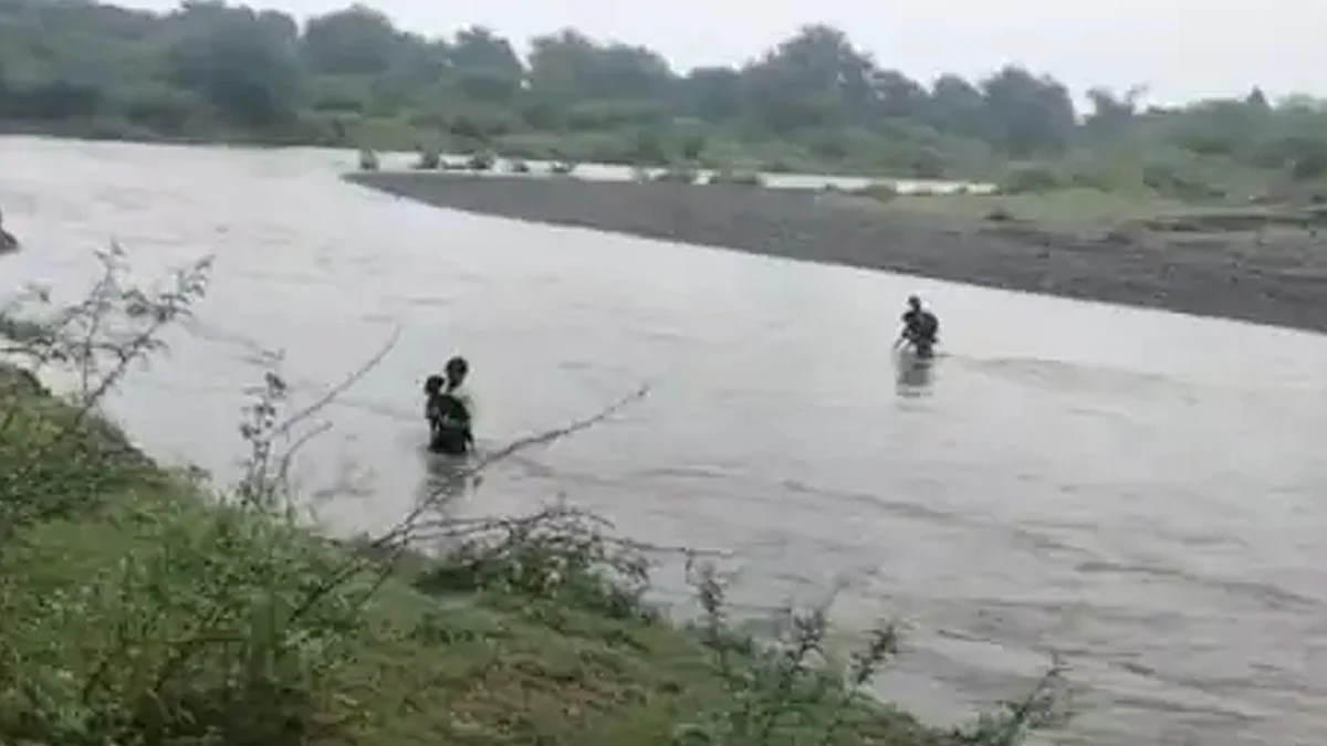 Khargone में नदी पार करते समय हुआ हादसा