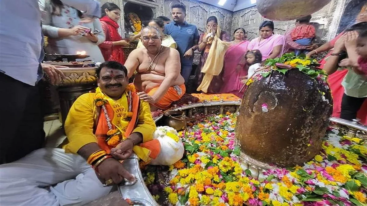 उज्जैन महापौर के इस फोटो पर कांग्रेस की आपत्ति