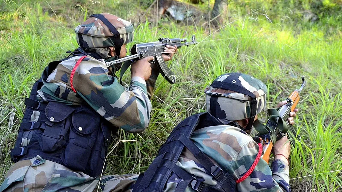 शोपियां में सुरक्षाबलों और आतंकवादियों के बीच मुठभेड़ जारी