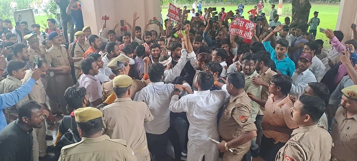 आत्मदाह का प्रयास करते छात्रों को रोकता प्रशासन