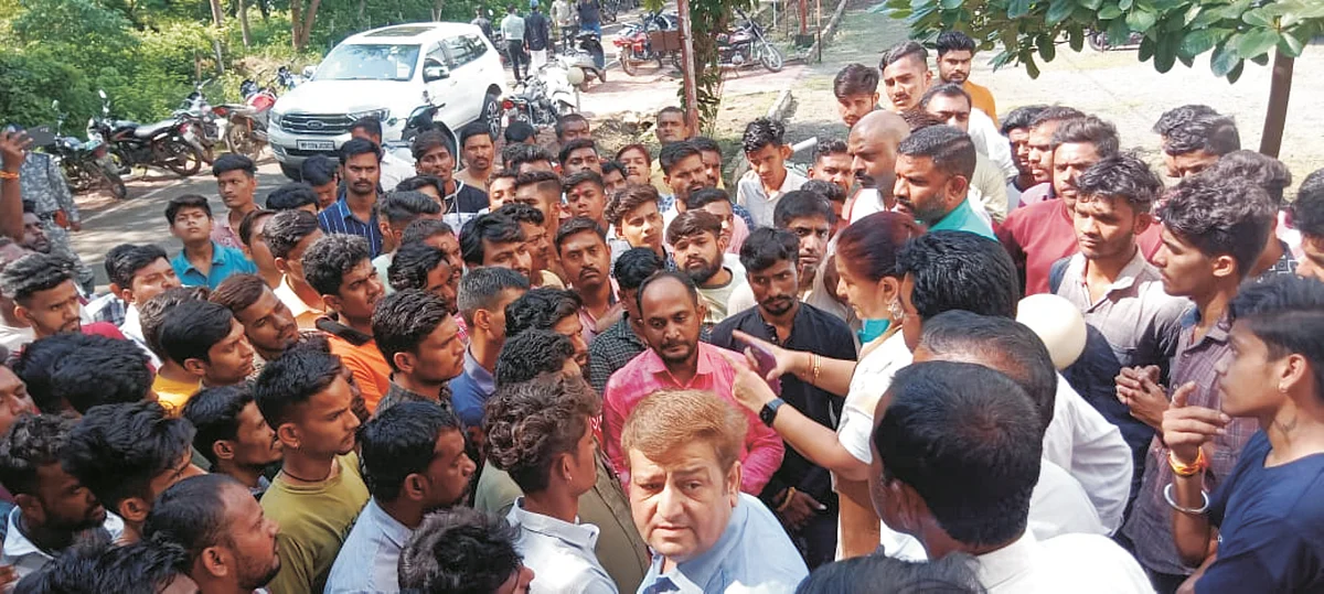 धमकी से भड़के भाजपा कार्यकर्ताओं ने किया थाने का घेराव