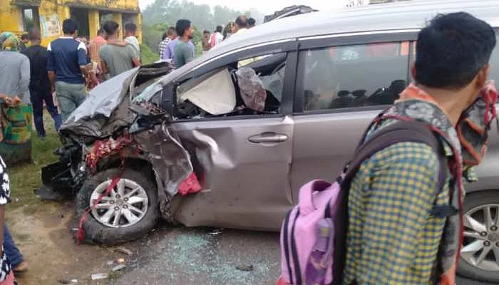 हादसे में कार को भी काफी नुकसान