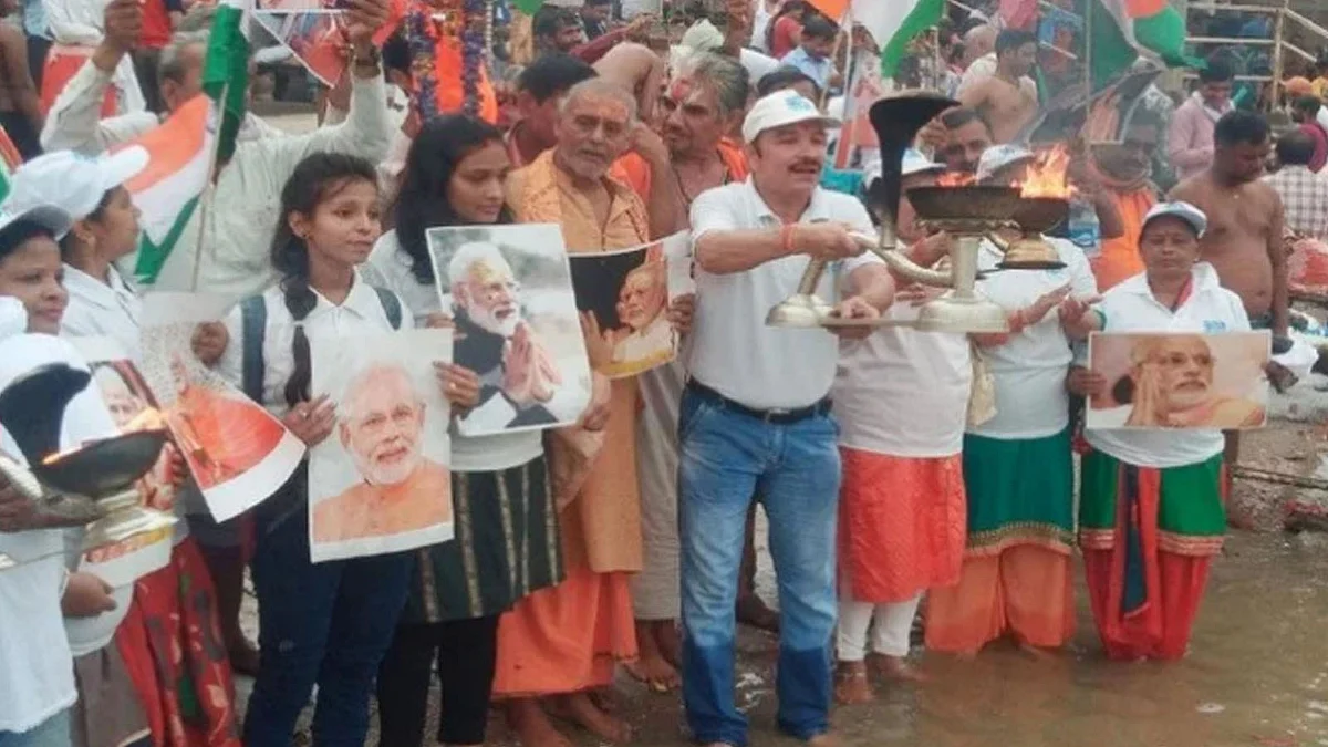 वाराणसी में पीएम मोदी के जन्मदिन से पहले लोगों ने की गंगा आरती