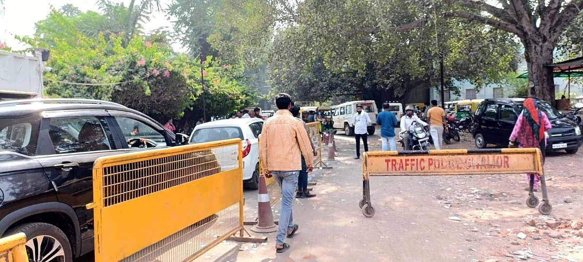 पार्किंग की कतार में खड़ी गाड़ियां, जाम लगता हुआ