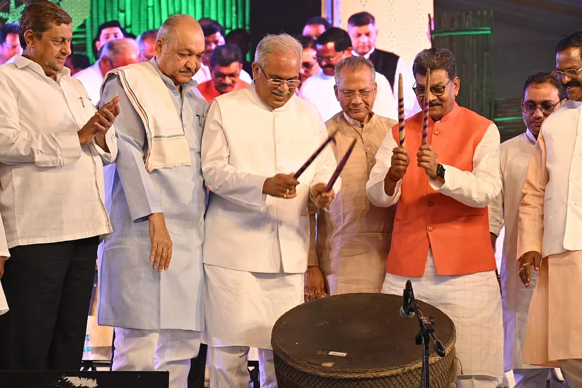 नगाड़ा बजाकर मुख्यमंत्री ने किया तीसरे आदिवासी राष्ट्रीय महोत्सव का शुभारंभ