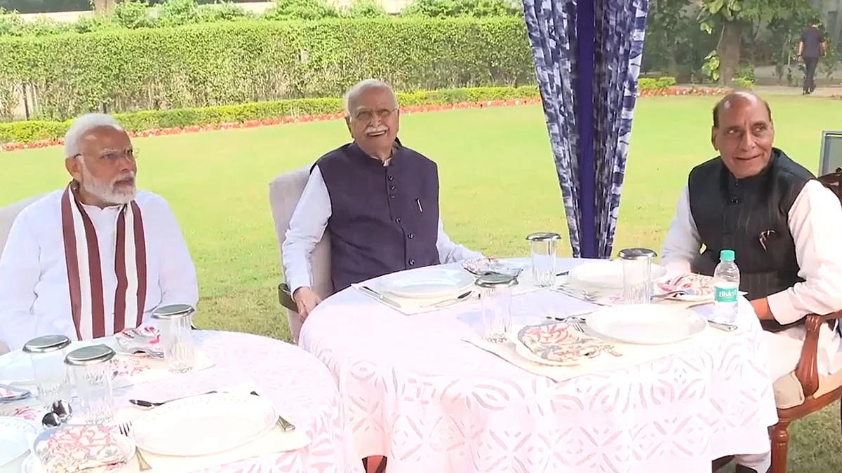 लाल कृष्ण आडवाणी के जन्मदिन पर उनके आवास पहुंचे PM मोदी व राजनाथ