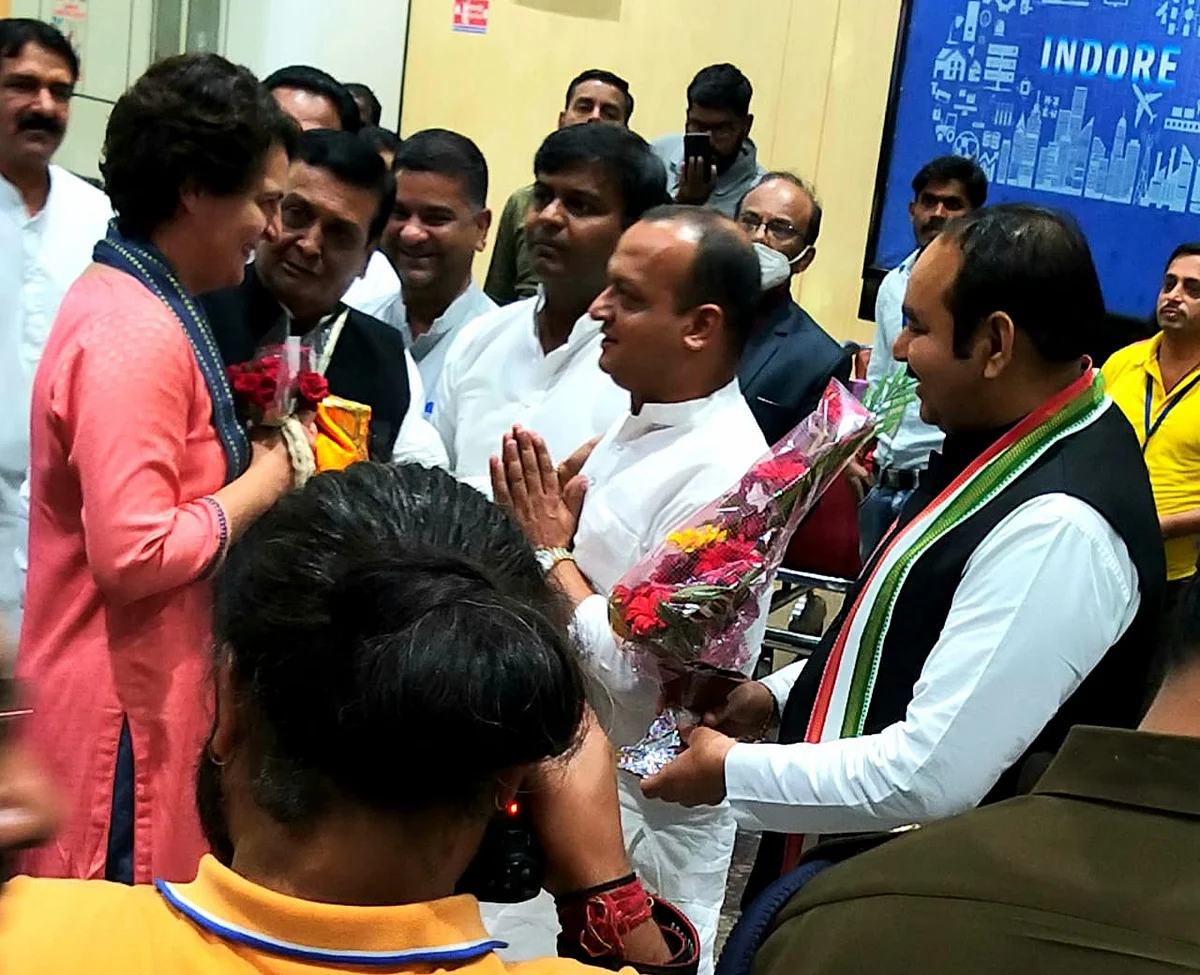 इंदौर एयरपोर्ट पहुंची प्रियंका गांधी