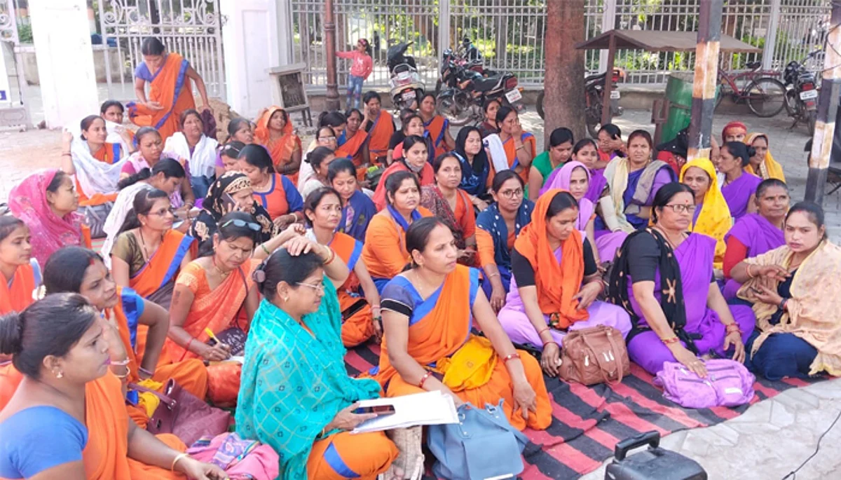 फूलबाग पर धरना-प्रदर्शन करतीं आशा-उषा कार्यकर्ता