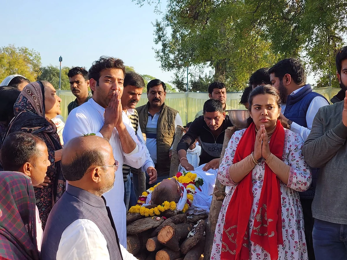 स्व. शरद यादव के पार्थिव शरीर के साथ शोकाकुल परिवार