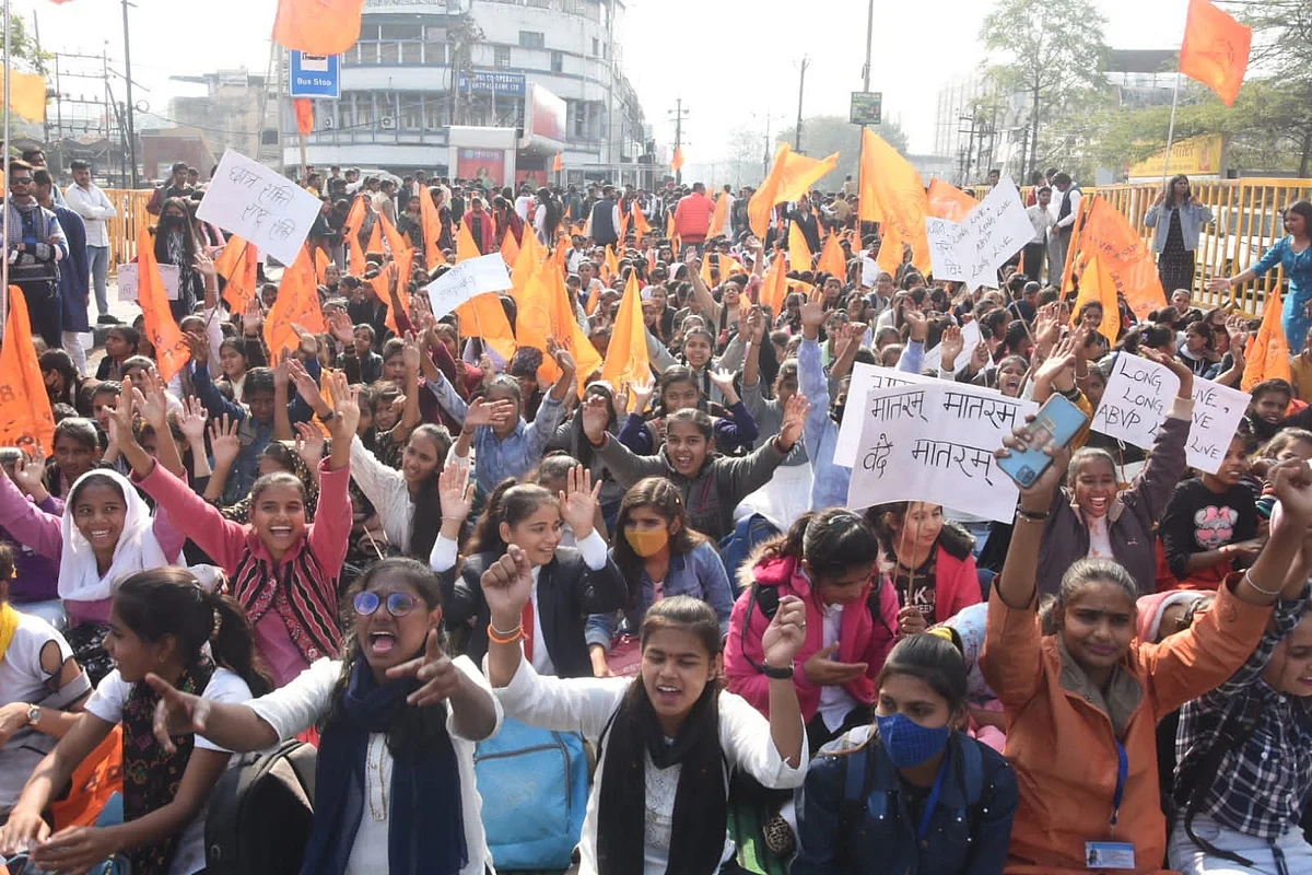 प्रदर्शन करते एबीवीपी कार्यकर्ता