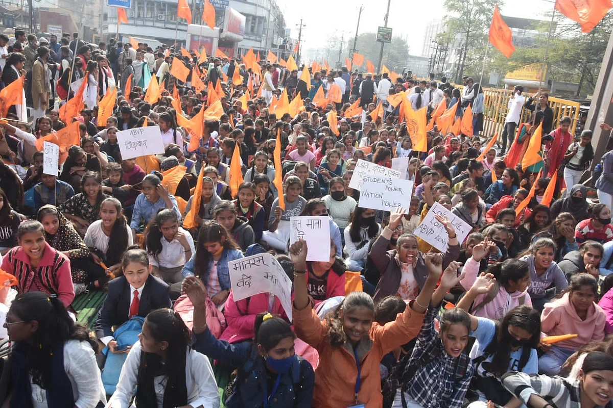 प्रदर्शन करते एबीवीपी कार्यकर्ता