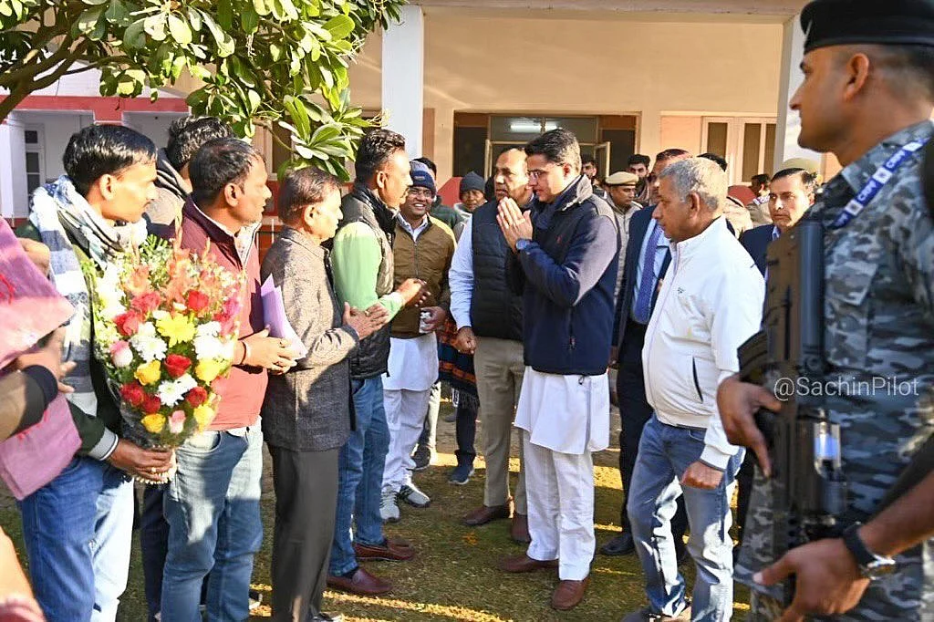 पायलट ने कांग्रेस के कार्यकर्ताओं से मुलाकात की