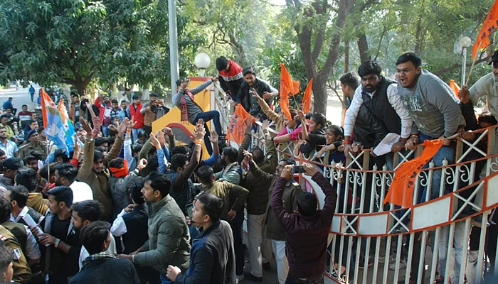 एनएसयूआई और एबीवीपी छात्र नेताओं में झड़प